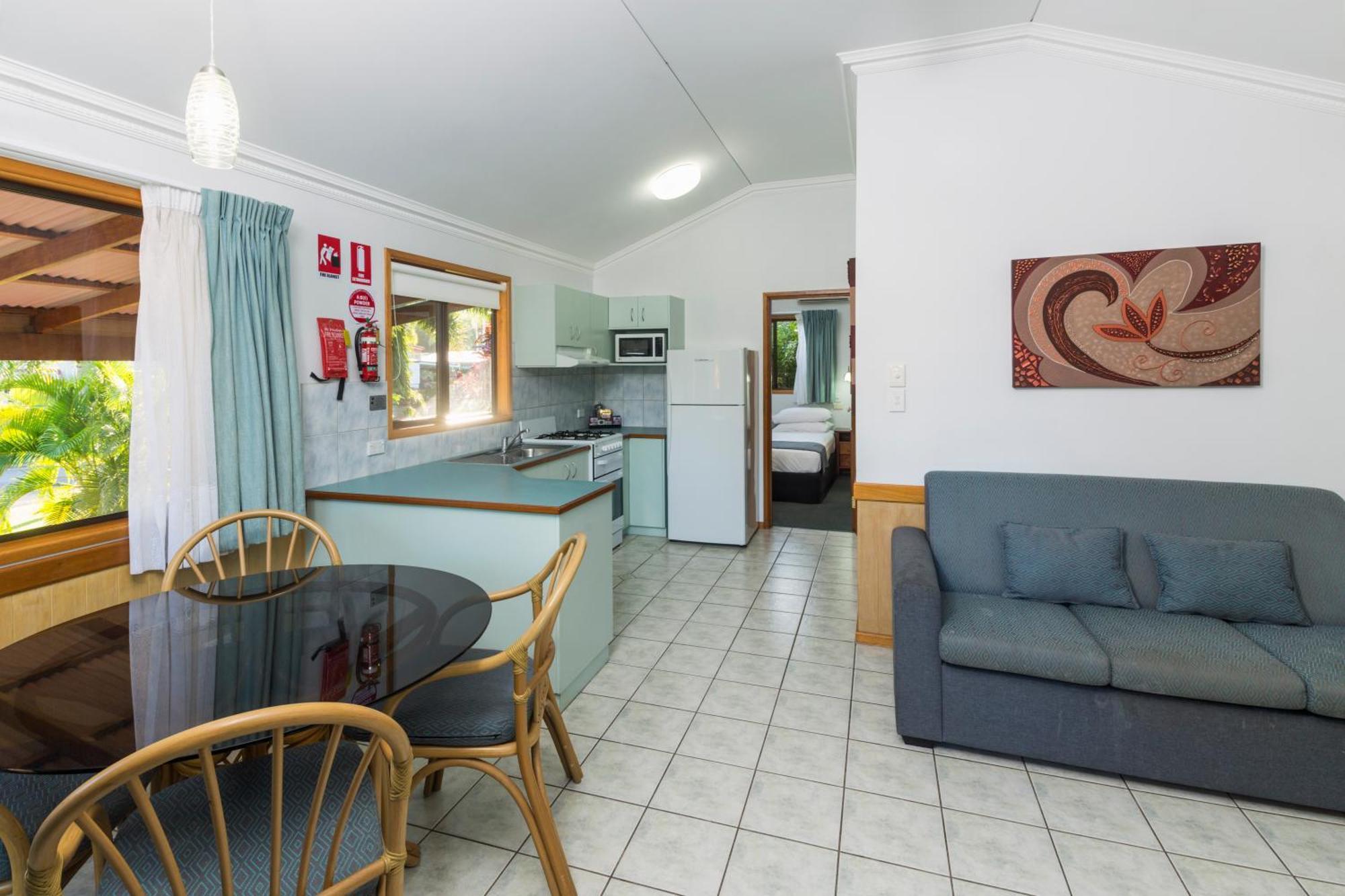 Ingenia Holidays Cairns Coconut Zimmer foto A typical two-bedroom villa at a holiday park